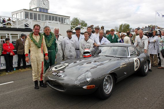 The JD race team pose with John Young, Bobby Verdon-Roe and their race winning Jaguar E-Type